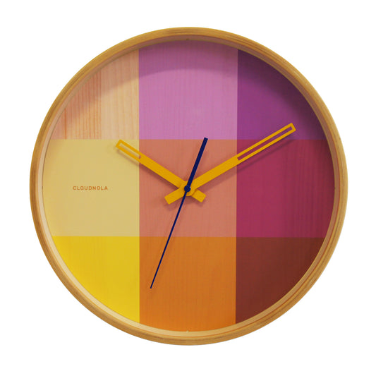 Riso Magenta und Gelbe Wanduhr – Holzkunst – kühner Zeitmesser